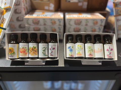 Zwei Ölboxen mit jeweils 5 kleinen Flaschen Pflanzenöl